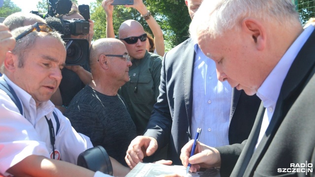 Prezes Prawa i Sprawiedliwości Jarosław Kaczyński odwiedził Dygowo. W tej miejscowości k. Kołobrzegu trwa rodzinny piknik organizowany przez jego partię. Uczestniczy w nim ok. 5 tys. osób.