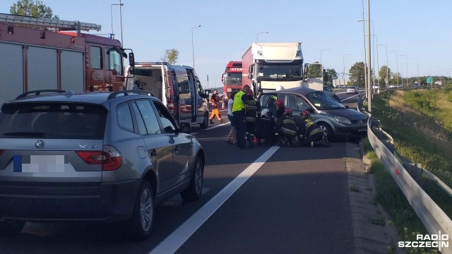 Wypadek na DK nr 6 - na obwodnicy Karlina (powiat białogardzki) samochód osobowy zderzył się z ciężarówką. Pięć osób jest rannych, droga była zablokowana.