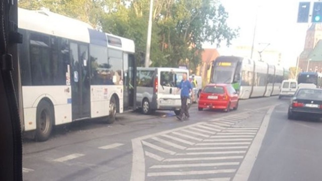 Kolizja na nitce dojazdowej do centrum Szczecina. O zdarzeniu informują słuchacze Radia Szczecin. Ulica Energetyków jest już w pełni przejezdna.