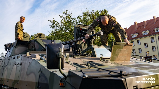 W poniedziałek rano żołnierze 12 Brygady Zmechanizowanej wyjechali na zgrupowanie do Opola, gdzie będą się przygotowywali do centralnych obchodów Święta Wojska Polskiego, które w tym roku odbędą się w Katowicach.