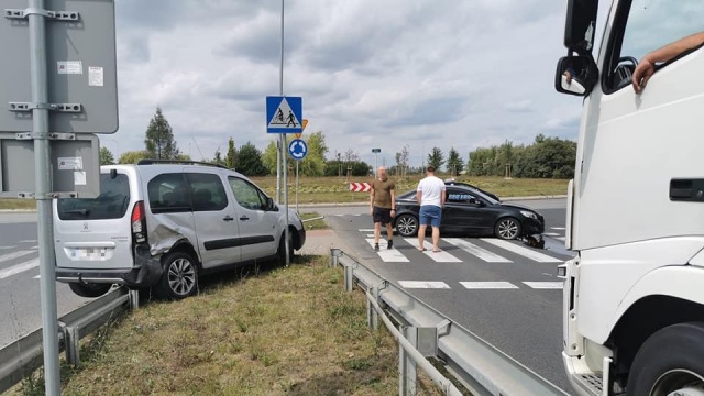 Uwaga kierowcy przejeżdżający przez Rondo Hakena w Szczecinie. W pobliżu w dwóch miejscach zderzyły się samochody.