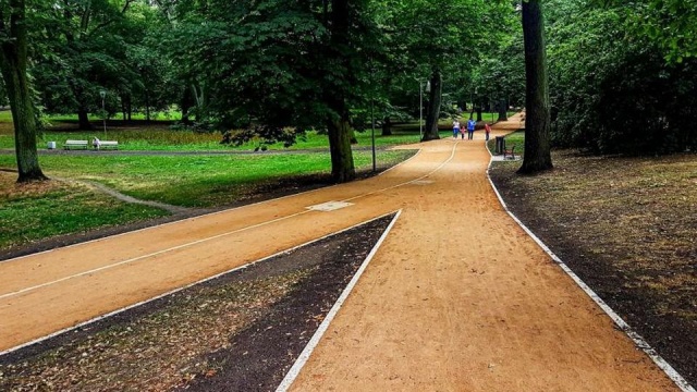 Dobiegł końca remont jednej z głównych alejek w parku Żeromskiego w Szczecinie - pojawiła się nowa nawierzchnia, ławki i kosze.