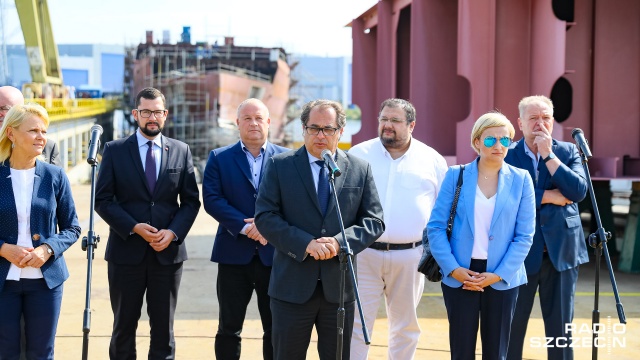Przedłużające się prace projektowe spowodowały, że promy dla polskich armatorów będą budowane według kupionego, gotowego projektu. Promy wybuduje spółka należąca do Agencji Rozwoju Przemysłu i wyczarteruje je Polskiej Żegludze Morskiej i PŻB.