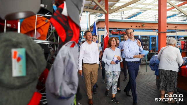 Platforma Obywatelska rusza z kampanią w Zachodniopomorskiem. Bus oznakowany hasłem POrozmawiajmy odwiedził Szczecin, a będzie jeszcze m.in. w Goleniowie i Pobierowie.