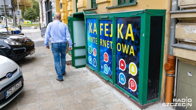 Z ulicy wyglądają jak kafejki internetowe - na witrynach są logotypy np. portali społecznościowych. Po wejściu do środka, okazuje się, że pod taką przykrywką działają nielegalne salony gier.