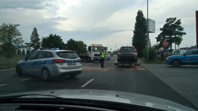 Uwaga kierowcy jadący do centrum Szczecina jezdnią wspomagającą ulicę Struga. Zjeżdżający z głównej trasy kierowca nie ustąpił pierwszeństwa i zderzył się z innym samochodem jadącym od strony ulicy Pomorskiej.