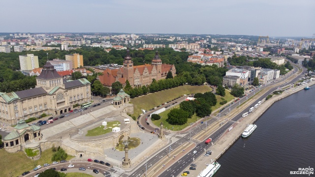 W czwartek południe w związku z XII edycją festiwalu fajerwerków Pyromagic rozpocznie się zamykanie ulic. Na pierwszy ogień idą między innymi Jana z Kolna, Kapitańska i Admiralska. Zawieszona będzie linia tramwajowej szóstki. W jej miejsce pojedzie 16-ka, która będzie kursowała na zmienionej trasie przez Parkową, Malczewskiego i Matejki.