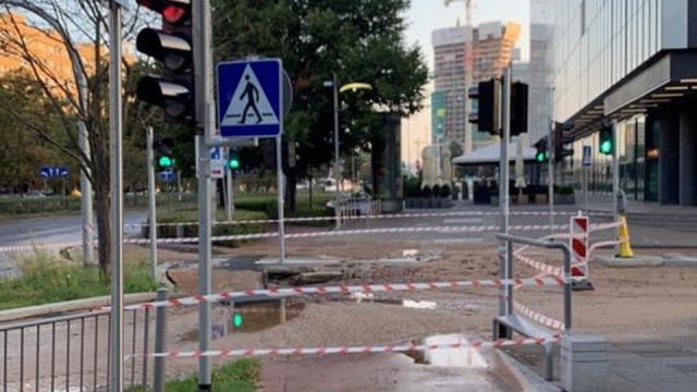 Uwaga przejeżdżający w okolicach placu Rodła i CH Galaxy w Szczecinie. Pękła tam rura wodociągowa. Na miejscu jest ekipa Zakładu Wodociągów i Kanalizacji. Trzeba zachować ostrożność jadąc aleją Wyzwolenia w stronę Niebuszewa.