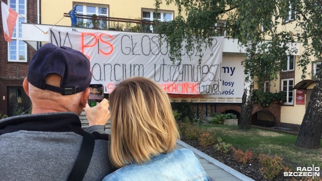 Baner z napisem: Na PiS głosujesz Bizancjum utrzymujesz - wywiesili działacze KOD na fasadzie siedziby Prawa i Sprawiedliwości przy ul. Mickiewicza.