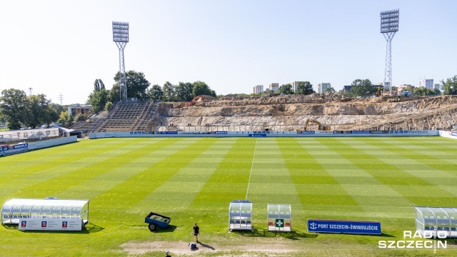 Dwie trybuny stadionu im. Floriana Krygiera - południowa i zachodnia - zostaną oddane do użytku w lipcu przyszłego roku. Pomieszczą w sumie ok. 10 tysięcy kibiców.