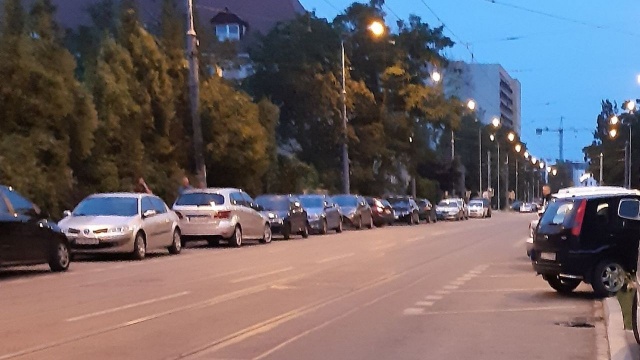 34 auta odholowała w środę w nocy szczecińska Straż Miejska z ulicy Potulickiej. Miasto zleciło sprzątanie przy użyciu maszyn jednej strony ulicy, a auta w tym przeszkadzały.