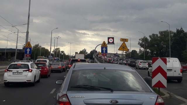 Zamknięcie dla ruchu okolic Wałów Chrobrego przyczyną nadal ogromnych korków na trasach dojazdowych do centrum miasta.