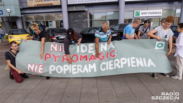 Happening przeciwko festiwalowi sztucznych ogni Pyromagic odbył się na placu Rodła w Szczecinie.