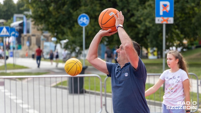 Kilkanaście zespołów zagra w sobotę w uliczną koszykówkę na Wałach Chrobrego. O godzinie 11:00 rozpoczyna się tam kolejna odsłona turnieju Gryf Basket Cup.