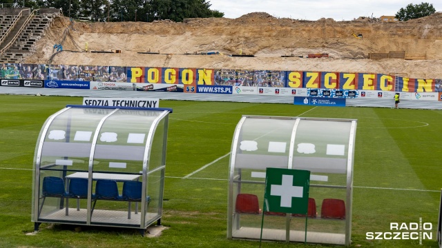 Góra piachu i rozgrzebany teren przysłonięty okolicznościowym banerem. Na stadionie przy ulicy Twardowskiego poprawiono estetykę budowanej nowej trybuny, przed sobotnim meczem z Wisłą Kraków w ekstraklasie.