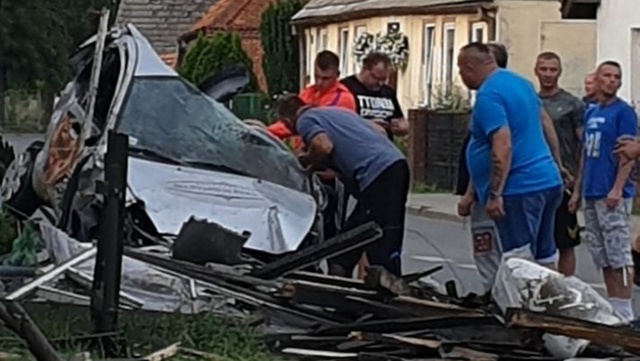 W Policach na drodze wojewódzkiej nr 114, w kierunku Trzebieży, auto osobowe uderzyło w słup energetyczny.