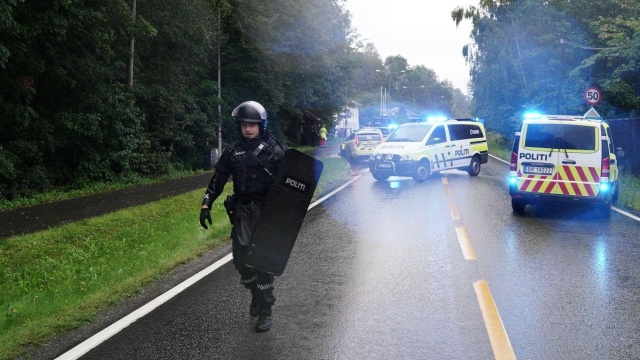 W strzelaninie w meczecie w Baerum na przedmieściach Oslo została ranna jedna osoba. Sprawcę zatrzymała policja.