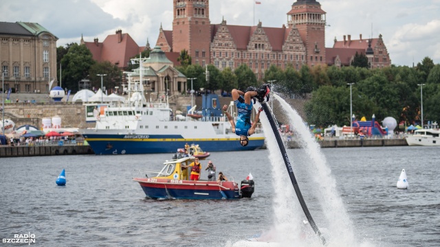 Skoki do Odry z wysokości 27 metrów - to jedna z głównych atrakcji tegorocznej edycji Water Show Szczecin, która odbywa się na bulwarach.