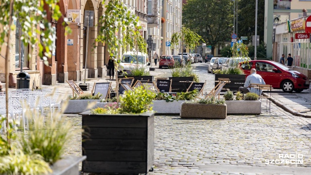 Mieszkańcom raczej się podoba, przedsiębiorcom i kierowcom - raczej nie. Podzielone opinie o placu Orła Białego w Szczecinie.