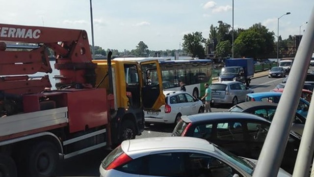 Dwa samochody osobowe zderzyły się na ulicy Kolumba w Szczecinie. Nikomu nic się nie stało, ale między Odrą a parkingiem są spore problemy z przejazdem. Interweniuje policja.