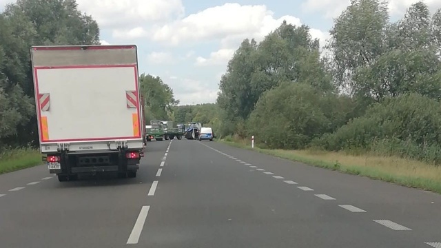 Uwaga podróżujący między Szczecinem a Pyrzycami starą krajową trójką, aktualnie wojewódzka nr 199. W okolicach Będgoszczy samochód osobowy zderzył się z ciągnikiem rolniczym.