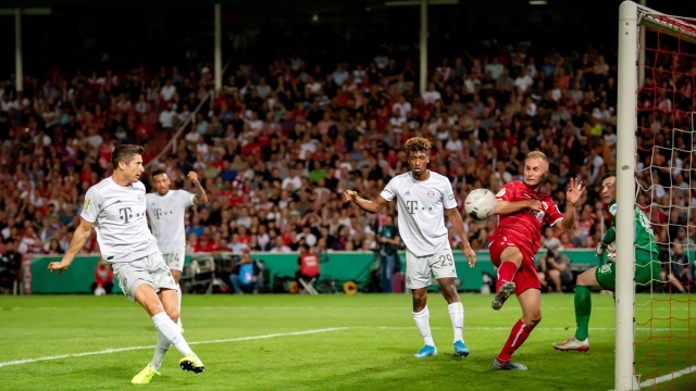 Piłkarze Bayernu Monachium awansowali do II rundy Pucharu Niemiec. W pierwszym meczu obrońcy trofeum pokonali na wyjeździe IV-ligowy Energie Chociebuż 3:1 (1:0).