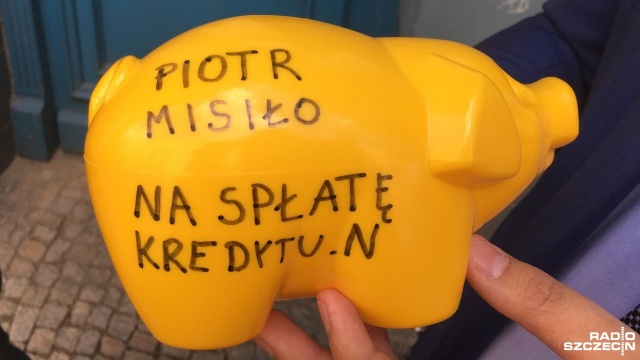 Wzywamy pana posła Piotra Misiło, aby oddał dług Nowoczesnej - mówili przy biurze byłego posła Nowoczesnej radni Dariusz Matecki i Maciej Ussarz z PiS.