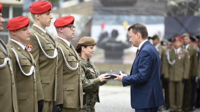 W przeddzień Święta Wojska Polskiego minister obrony narodowej Mariusz Błaszczak wręczył żołnierzom nagrody i medale. Wśród wyróżnionych znaleźli się zawodowi żołnierze, żołnierze-sportowcy oraz uczestnik Powstania Warszawskiego.