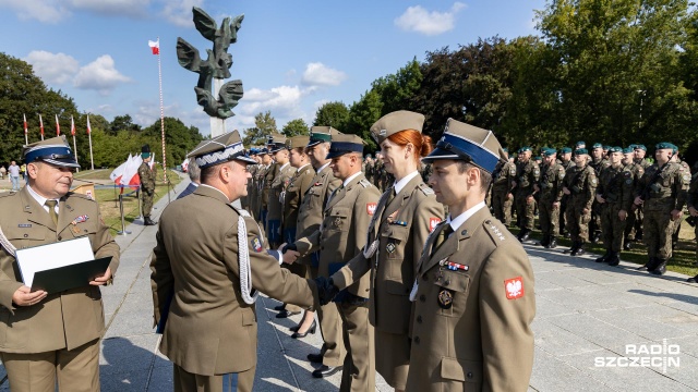 Żołnierze, przedstawiciele władz i mieszkańcy Szczecina, uczcili zbliżające się Święto Wojska Polskiego. Przed Pomnikiem Czynu Polaków odbył się uroczysty apel.