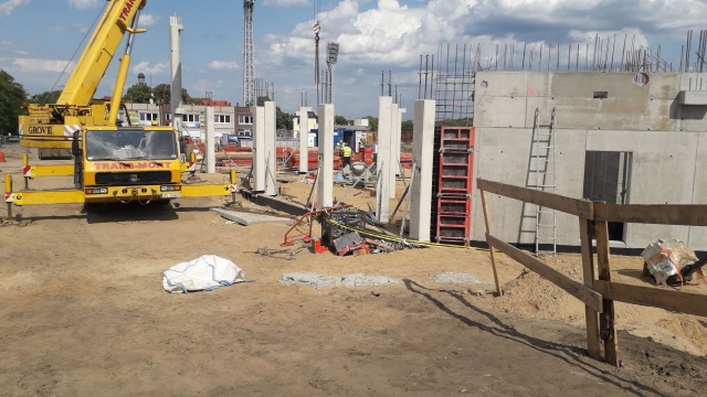 Trwa montaż betonowej konstrukcji budynku Centrum Szkolenia Dzieci i Młodzieży przy ulicy Twardowskiego.