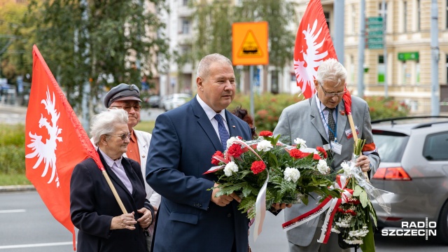 Zwycięstwo, które zatrzymało bolszewików - 15 sierpnia świętujemy 99. rocznicę Bitwy Warszawskiej. Z tej okazji poseł Prawa i Sprawiedliwości Leszek Dobrzyński oraz członkowie Związku Piłsudczyków złożyli kwiaty przed popiersiem marszałka Józefa Piłsudskiego na placu Szarych Szeregów w Szczecinie.