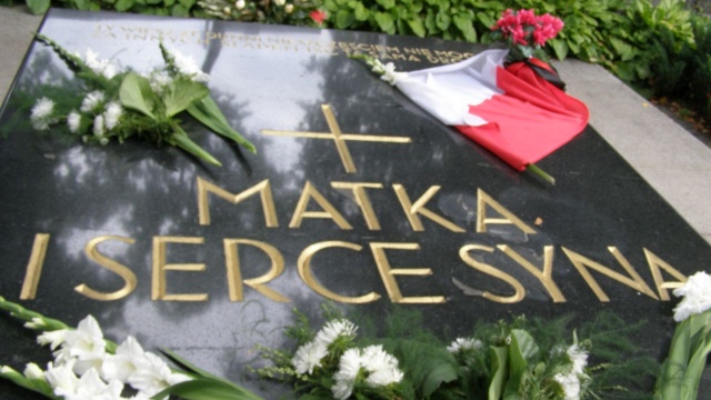 Na wileńskiej Rossie, przy mauzoleum, w którym spoczywa matka i serce marszałka Józefa Piłsudskiego, odbyły się obchody Święta Wojska Polskiego.