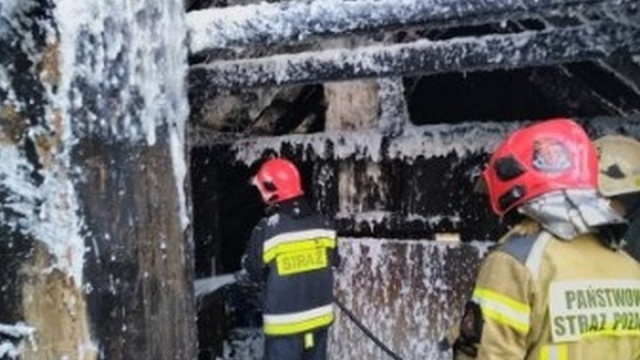Trwa zbiórka pieniędzy na rzecz pary z dzieckiem, którym pożar zabrał dach nad głową.