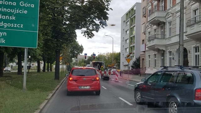 Ekipy Zakładu Wodociągów i Kanalizacji w Szczecinie zajęły jeden pas jezdni przed skrzyżowaniem Narutowicza z aleją Piastów.