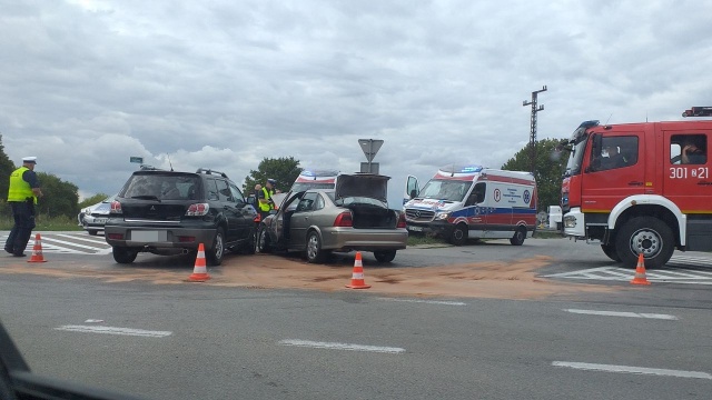 Dwie poszkodowane osoby są pod opieką ratowników medycznych. Skrzyżowanie jest zablokowane. Policja kieruje ruchem. Nie mogą tamtędy przejeżdżać autobusy miejskie linii 81 i 61.