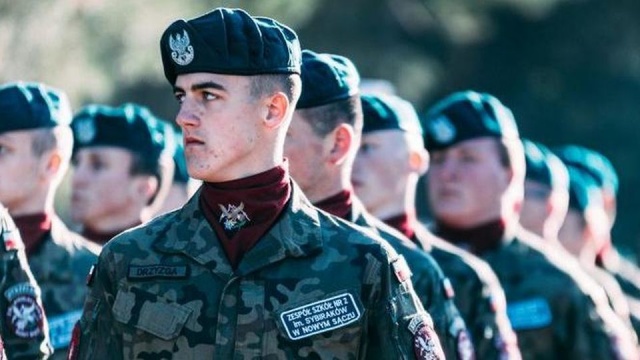 Minister obrony narodowej, Mariusz Błaszczak weźmie w sobotę w Raszynie udział w uroczystości złożenia przysięgi przez 300 absolwentów klas mundurowych.