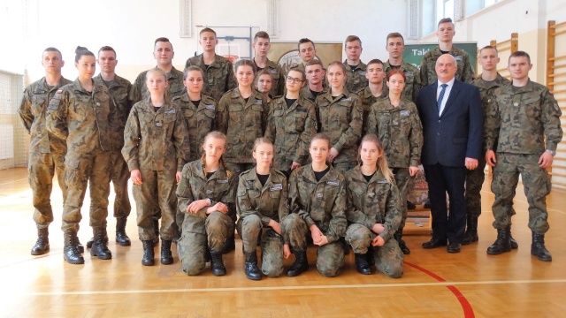 Minister Obrony Narodowej Mariusz Błaszaczak powiedział, że wychowanie w poczuciu patriotycznym jest niezwykle ważne dla przyszłych pokoleń. W Raszynie Mariusz Błaszczak wziął udział w uroczystości złożenia przysięgi przez trzystu absolwentów klas mundurowych.