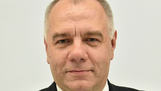 Wicepremier Jacek Sasin zarzucił posłom Platformy Obywatelskiej atak na prezydenta. W ten sposób skomentował opublikowanie przez niektórych polityków tej partii zdjęcia przedstawiającego składanie kwiatów przez prezesa PiS i prezydenta oraz opisu do fotografii.