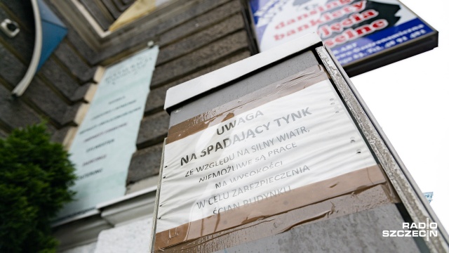 Uwaga na spadający tynk - takie kartki wielkości mniej więcej A4 ostrzegają przed niebezpieczeństwem w centrum Szczecina. Mieszkańcy mówią, że są niewidoczne a ryzyko jest duże, bo na chodniku widać ślady po oderwanej elewacji.
