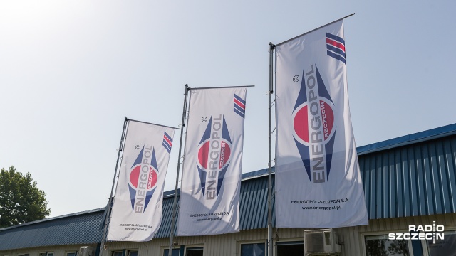 Pracownicy Energopolu Szczecin wciąż bez wynagrodzenia, natomiast na płocie spółki zawisł baner z napisem Energopol, GDDKiA i PKP toczą spór, a pracownicy głodują.