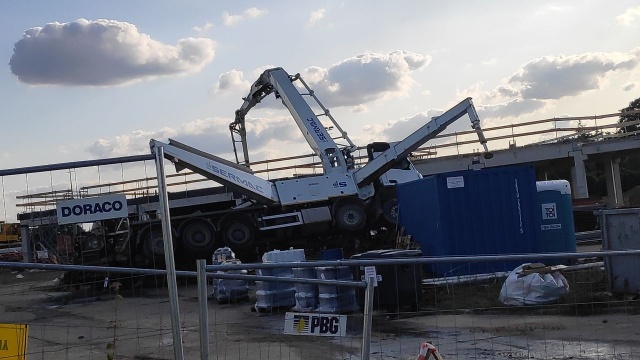 Wywróciła się ciężarówka z podajnikiem betonu. Do zdarzenia doszło przy powstającym budynku Centrum Szkolenia Dzieci i Młodzieży.