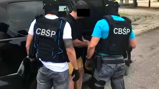Funkcjonariusze CBŚP rozbili grupę przestępczą, która miała zajmować się fałszowaniem dokumentacji pojazdów sprowadzanych z Niemiec. Fałszerstwa polegały na dekompletowaniu aut i zaniżaniu w ten sposób ich faktycznej wartości.