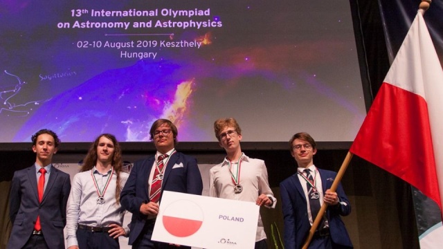 Uczeń XIII Liceum Ogólnokształcącego w Szczecinie zdobył brąz. Gratulacje Wojciechowi Kolesińskiemu złożył na Facebooku wiceminister edukacji narodowej, Maciej Kopeć. Reprezentanci Polski na olimpiadzie z dziedziny Astronomii i Astrofizyki zdobyli jeszcze medal brązowy i srebrny.