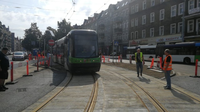 Pomyślnie przebiegł przejazd techniczny remontowanym łukiem torowiska. 150 metrów nowych szyn ułożono na skrzyżowaniu al. Bohaterów Warszawy z ul. 26 Kwietnia i Krzywoustego. W związku z zakończeniem prac przed czasem już od poniedziałku planowane jest przywrócenie ruchu tramwajowego na ulicy Krzywoustego.