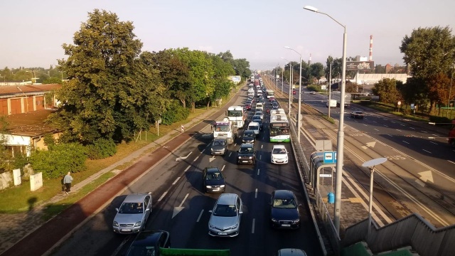 Remont nawierzchni powoduje potężne korki na ulicy Gdańskiej. Drogowcy zerwali asfalt na odcinku między Merkatora a Basenem Górniczym.