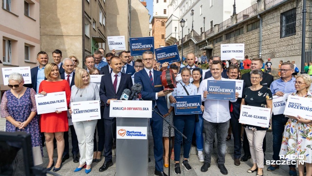 Sygnałem syreny alarmowej rozpoczęli konferencję politycy Koalicji Obywatelskiej w Szczecinie. Przed Zamkiem Książąt Pomorskich odbyła się prezentacja kandydatów w nadchodzących wyborach do Sejmu i Senatu.