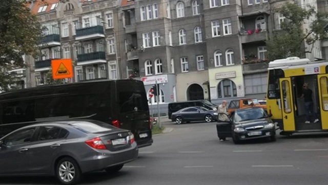 Na al. Piastów przed Bohaterów Getta Warszawskiego jadąca do stoczni 11 zderzyła się z samochodem osobowym.