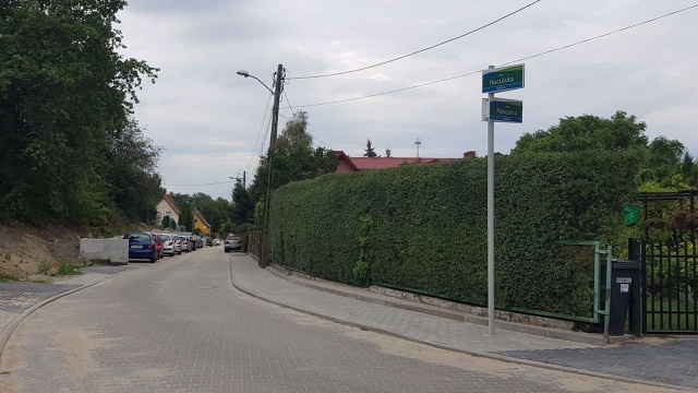 Przebudowa ulicy Huculskiej na szczecińskim Skolwinie jest już za półmetkiem. Gotowa jest większość nawierzchni i miejsc postojowych.