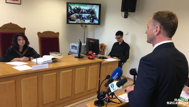 - Ludzie na ulicach mówią o mnie, że jestem złodziejem, takich przypadków są dziesiątki, a nawet setki - powiedział, na sali rozpraw, poseł Sławomir Nitras z Platformy Obywatelskiej.