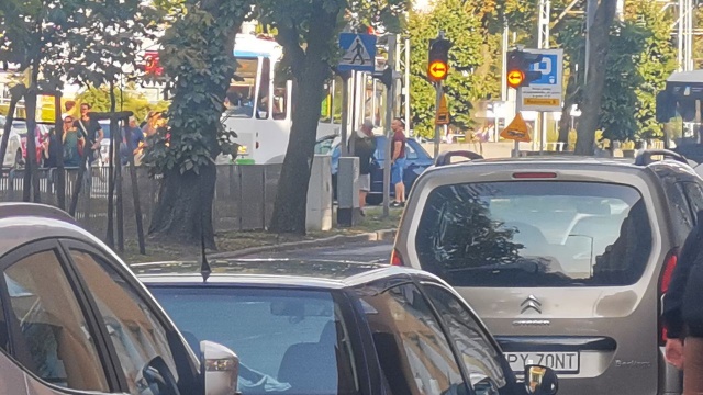 Kolizja samochodu osobowego z tramwajem na ulicy Józefa Piłsudskiego w Szczecinie. Przez kilka minut tramwaje w kierunku placu Szarych Szeregów stały, jednak ruch został już wznowiony.